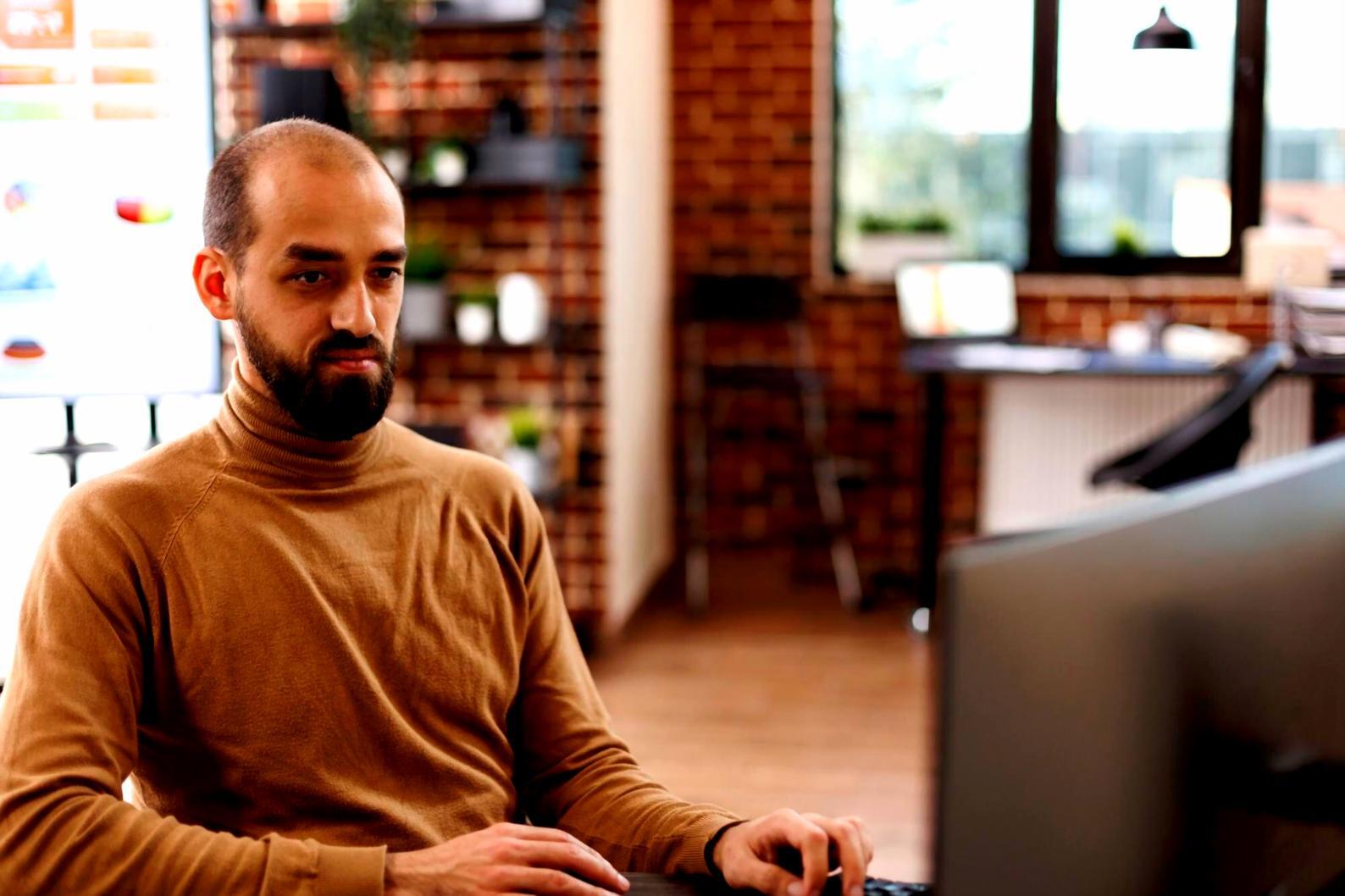 Alumni collaborating on mobile optimization strategies